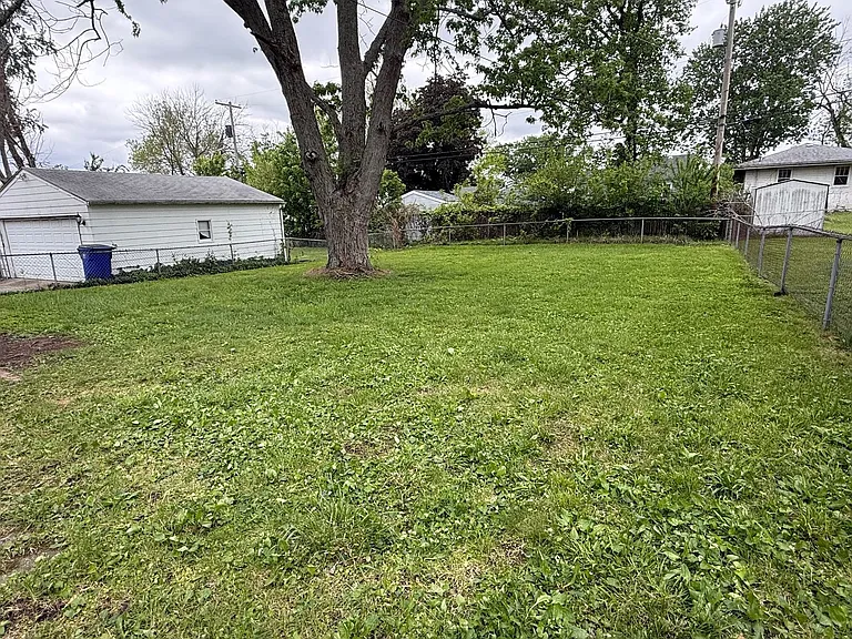1091 N Oakcrest Ave — Photo 2