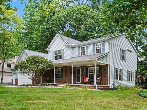 6290 Waldon Woods Dr, Clarkston, MI 48346