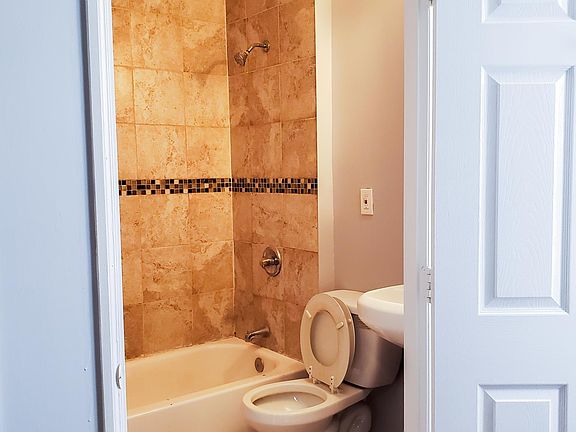 5th image of 107 Highland Ave #2
