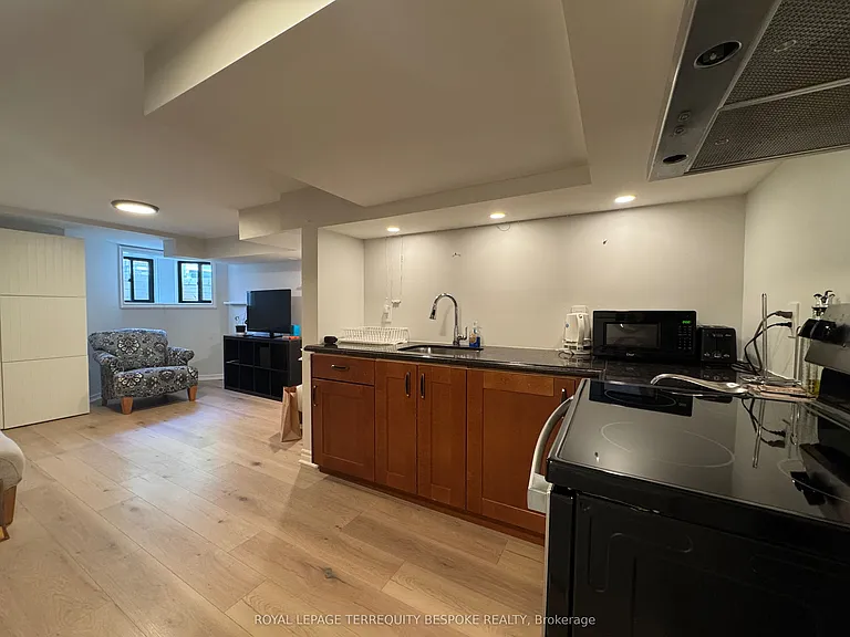 229 Caledonia Rd #LOWER — Photo 8