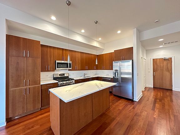 2nd image of 1354 W Augusta Blvd #403