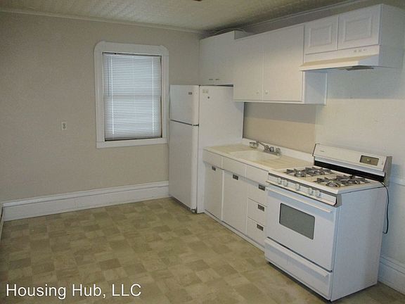 2nd image of 212 Morton St E