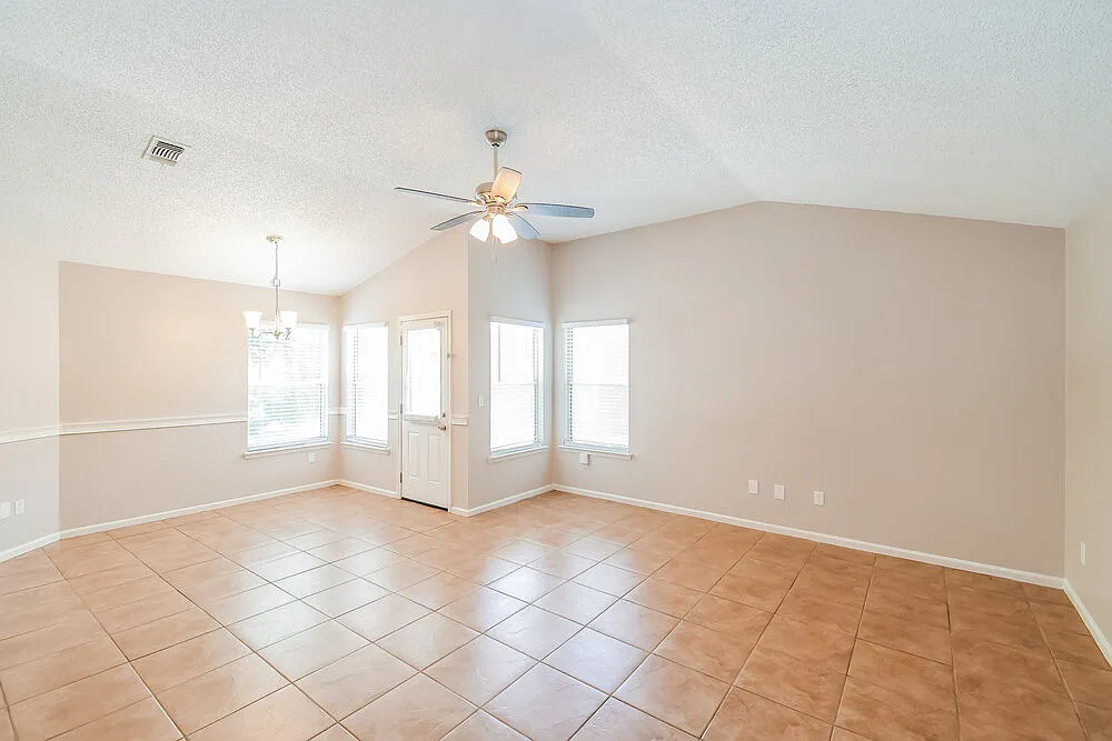 3 bed, 2.0 bath, 1259 sqft, $2,005 — Photo 4