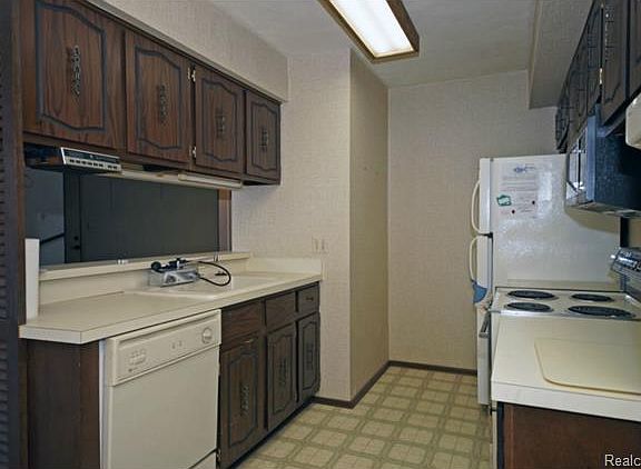4th image of 21212 Glen Haven Cir E #281
