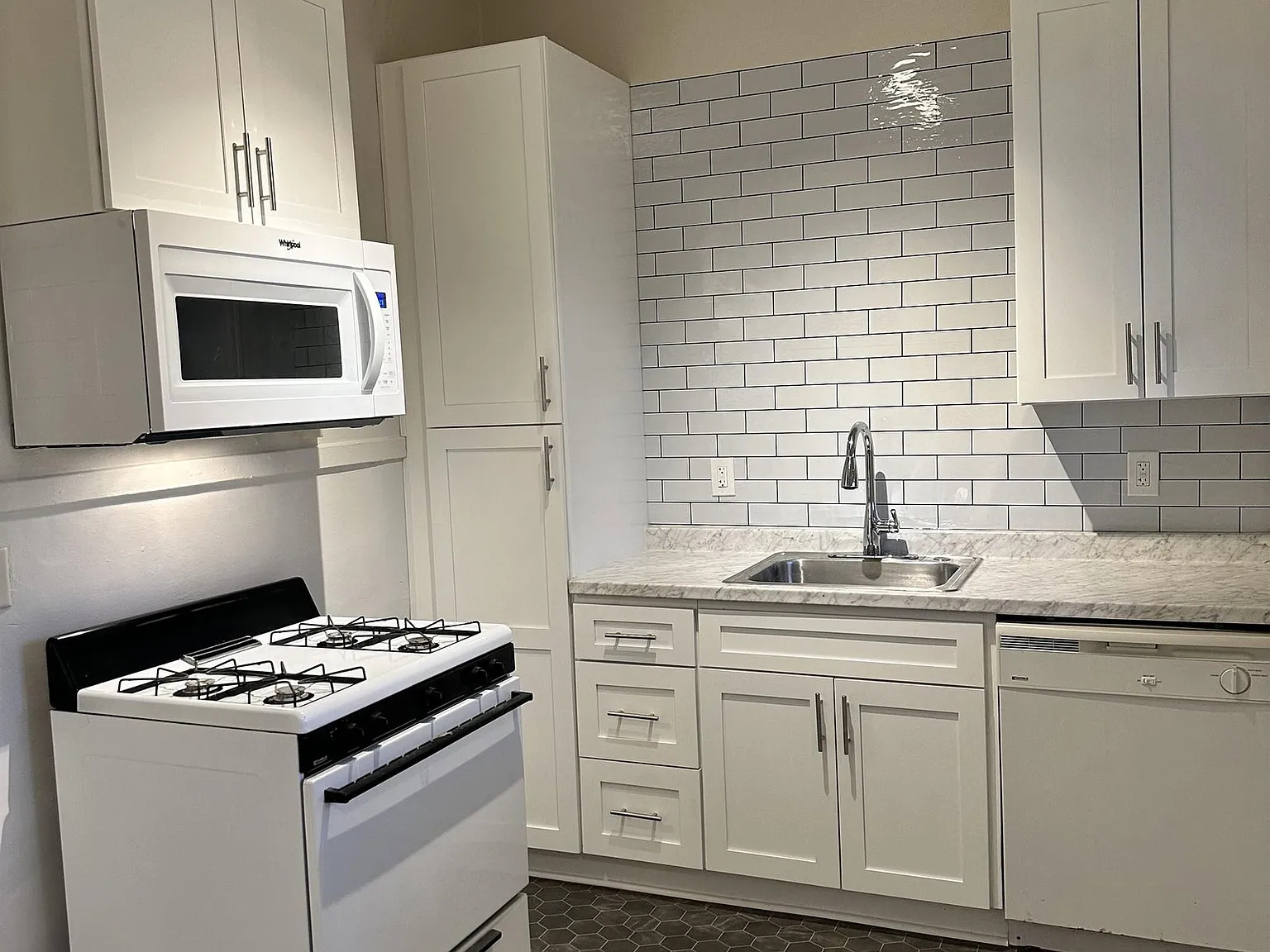 1 bed, 1.0 bath, 842 sqft, $1,700 — Photo 2