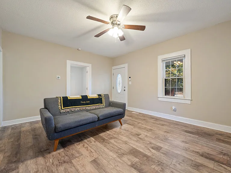 1007 N Hyde Park Ave — Photo 4