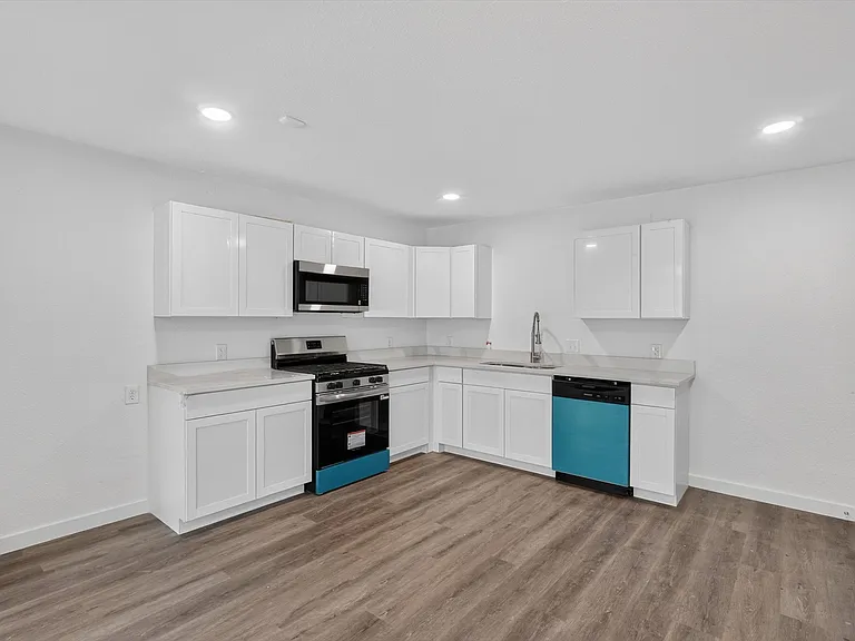 541 NW King St — Photo 10