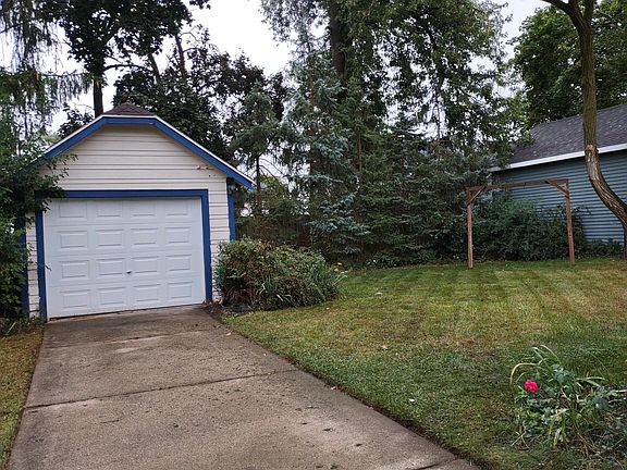 3rd image of 933 Beechwood St NE