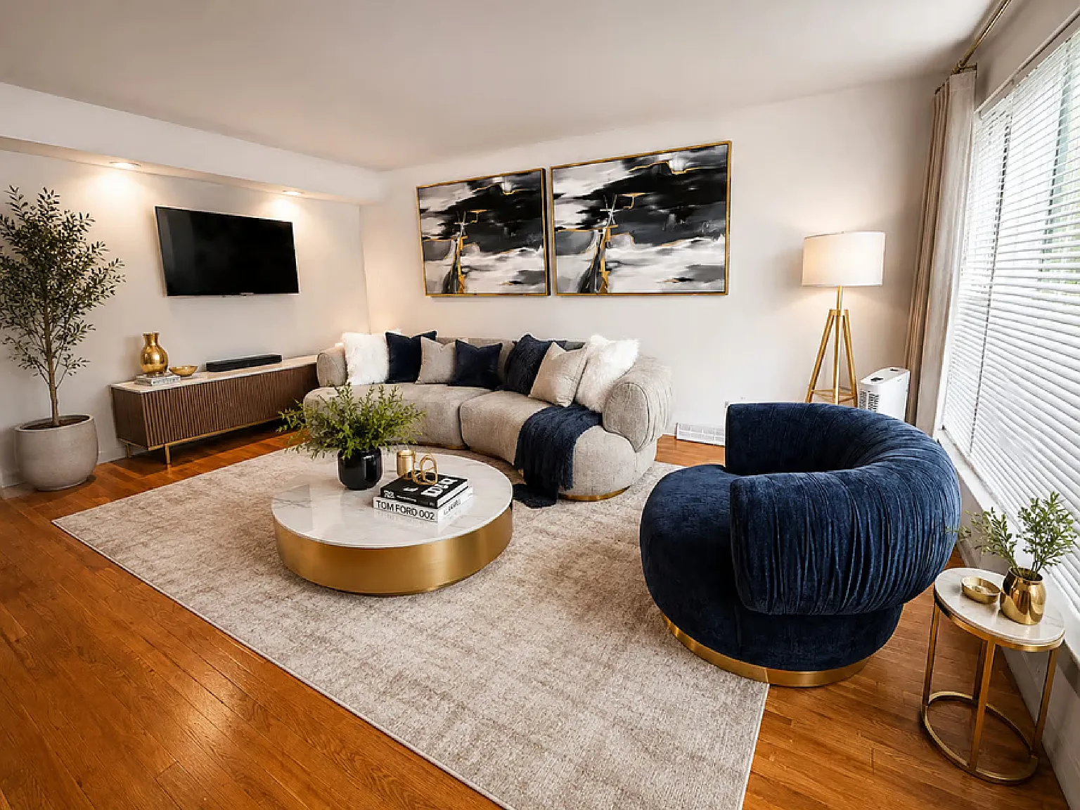 4 bed, 2034 sqft, $4,900 — Photo 1