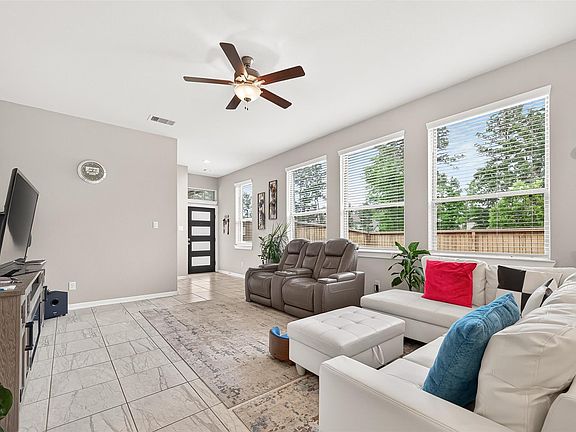 5th image of 305 Rise Ln