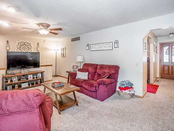 3rd image of 9 Honeysuckle Ct