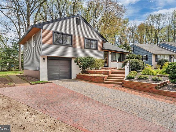 3rd image of 1237 Oakwood Rd