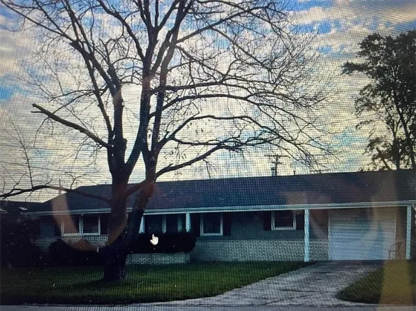 1607 Reynolds Dr, Charleston, IL 61920