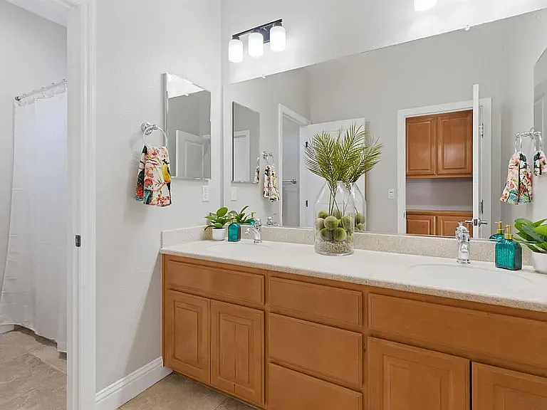 456 N Sierra Madre St — Photo 2