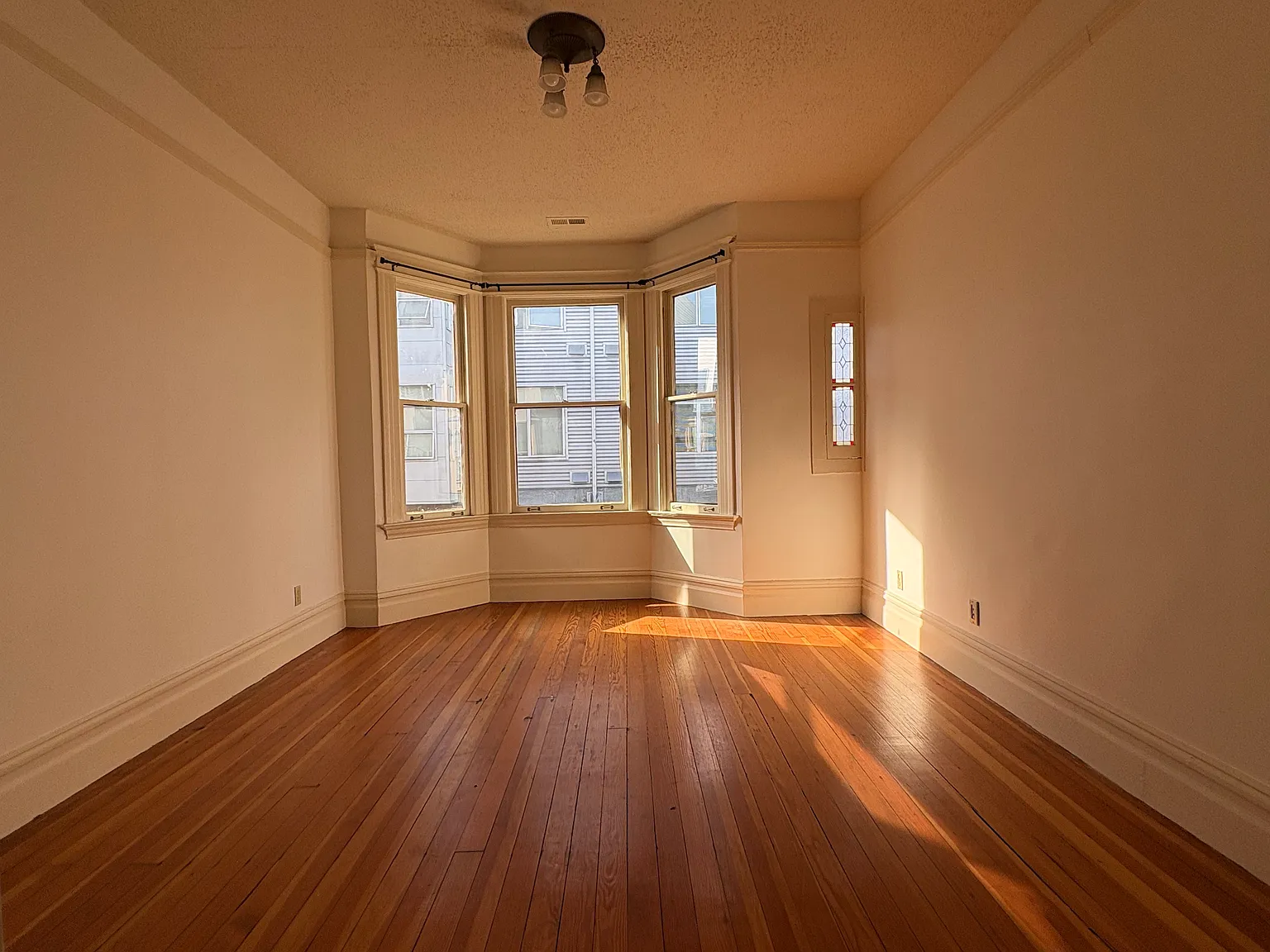 2 bed, 760 sqft, $5,850 — Photo 1