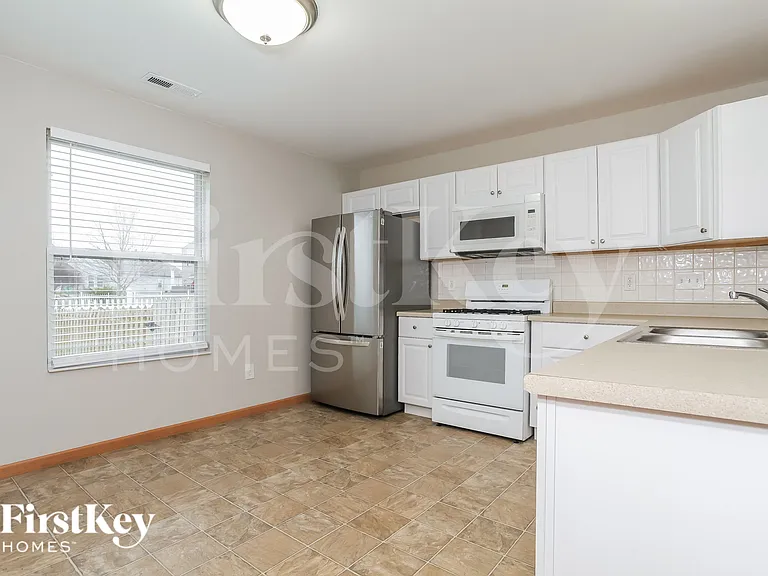 330 Heftner Cir — Photo 6