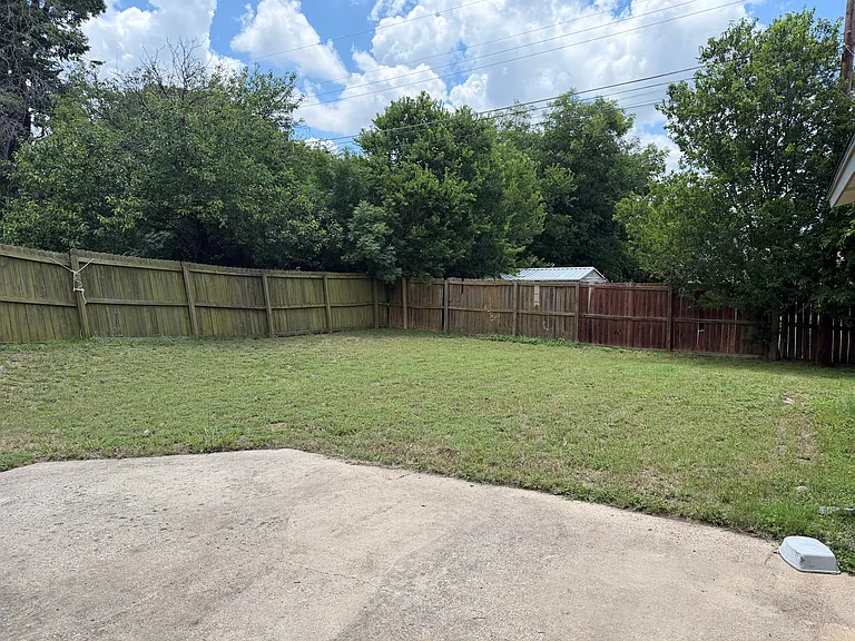 702 Karen St — Photo 16