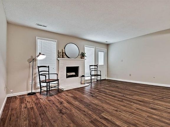 5th image of 1935 N East Oaks Dr
