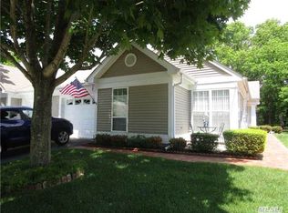 271 Glen Dr, Ridge, NY 11961