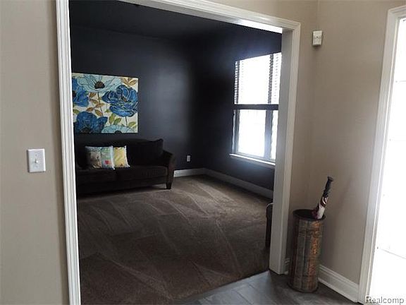 4th image of 1114 Surrey Ln