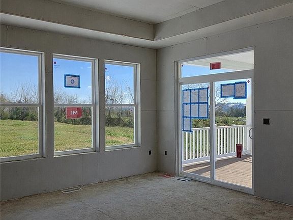 4th image of 695 Ridge Ave