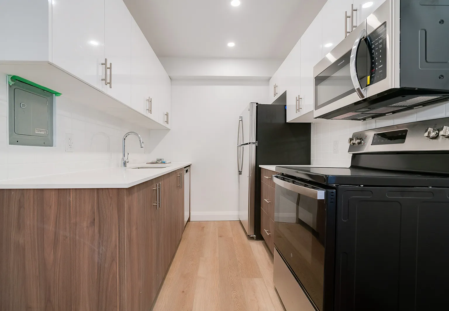 2707 Yonge Street Toronto — Photo 1