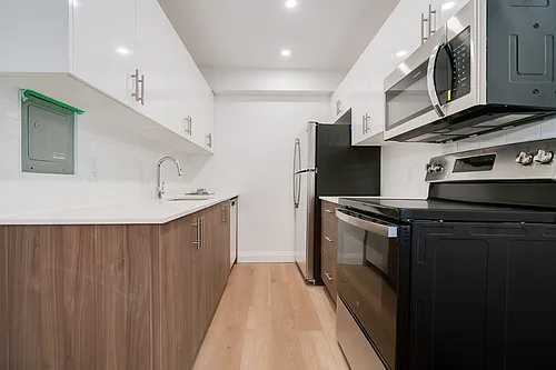 2707 Yonge St Photo 1