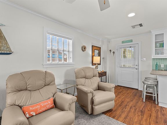 3rd image of 930 W Ln