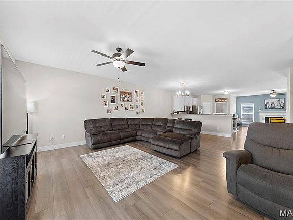 5th image of 3861 Robert Ave