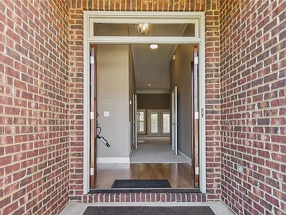 3rd image of 525 Shelby Cir