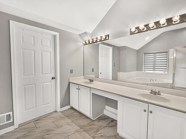 6455 Saddlebrook Ln — Photo 26
