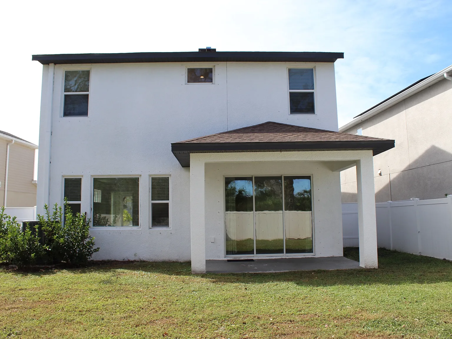 4 bed, 2.5 bath, 2329 sqft, $2,700 — Photo 2
