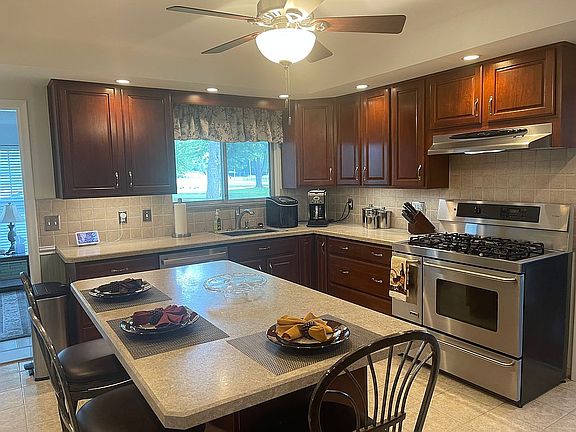 Kitchen with dining for foiu
