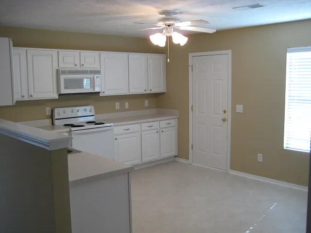 2649 Sutherland Dr — Photo 4