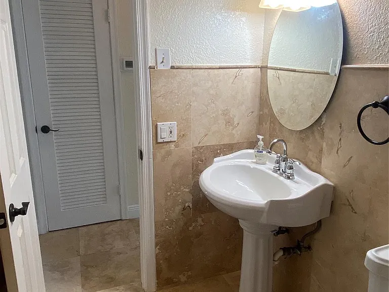 2200 NE 66th St #1412 — Photo 15