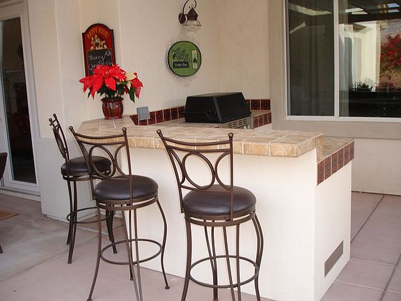 Outdoor grill and bar