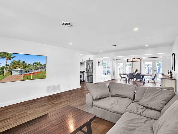 4th image of 825 SE 16th Pl