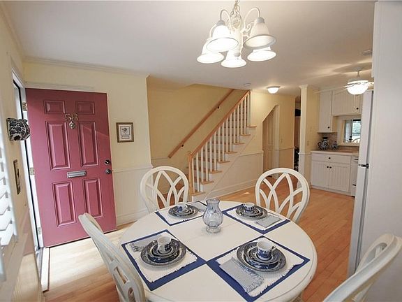 Kitchen dining area