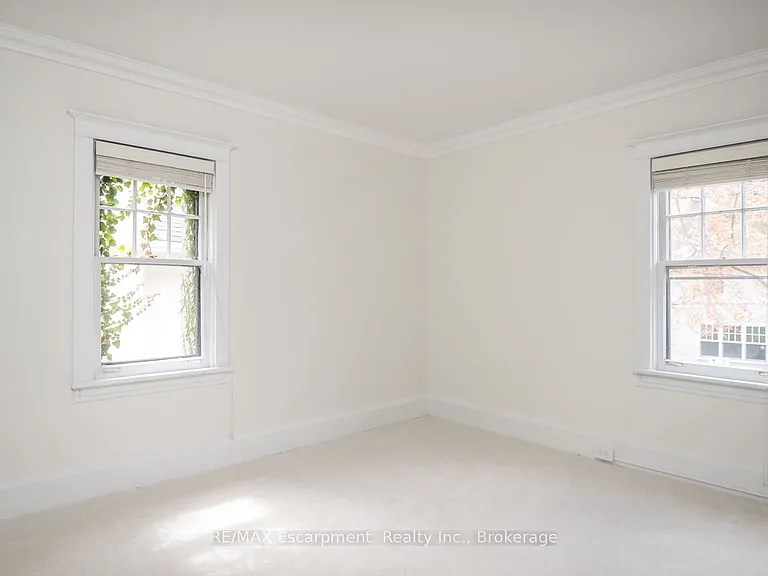 209 Allan St — Photo 17