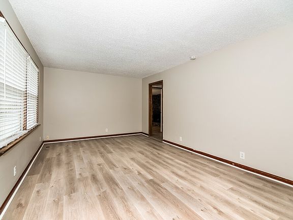 4th image of 118 Cloverdale Ct