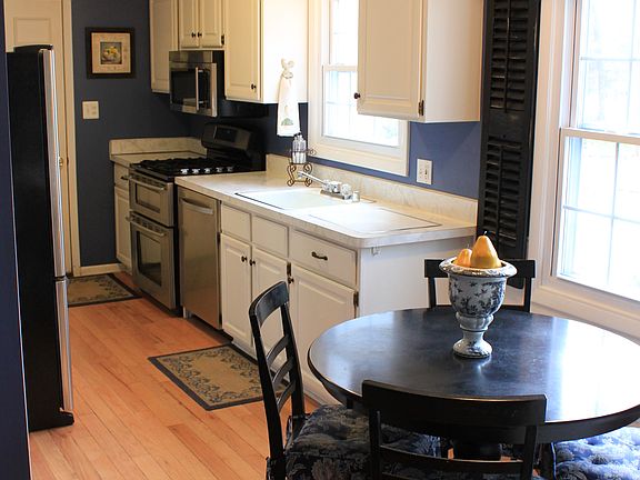 4th image of 8899 Colony Farm Dr