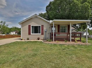 819 Oakridge Dr, Maryville, IL 62062