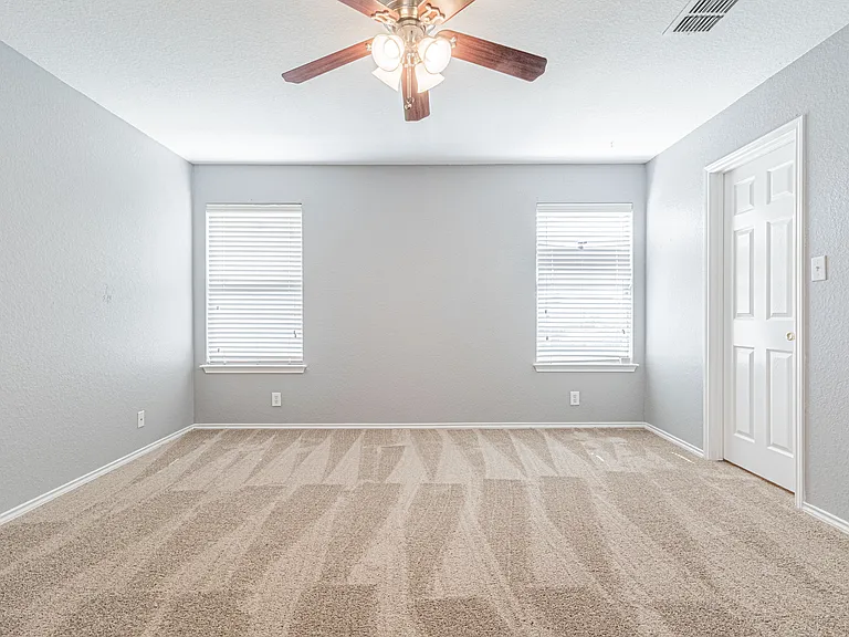 326 Diana Dr — Photo 17