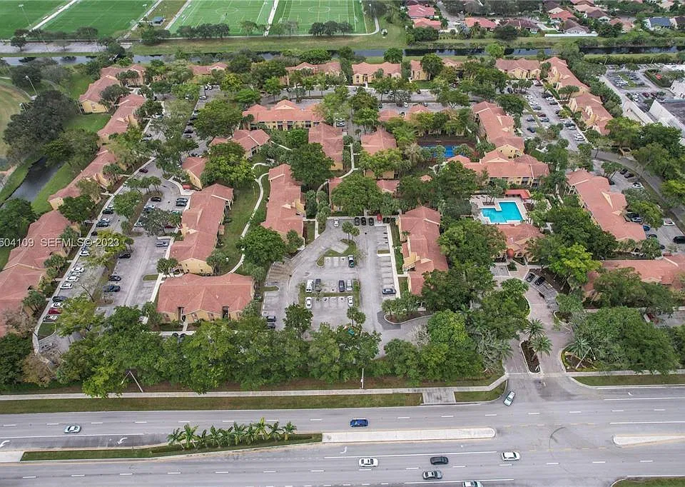 1143 Coral Club Dr #1143