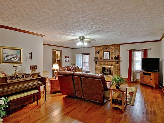 4th image of 316 Fayette Villa Ct