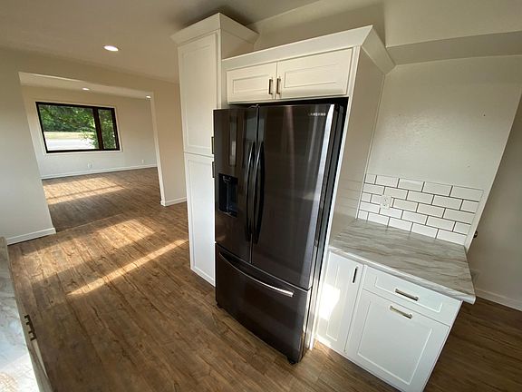 5th image of 321 3rd St SW
