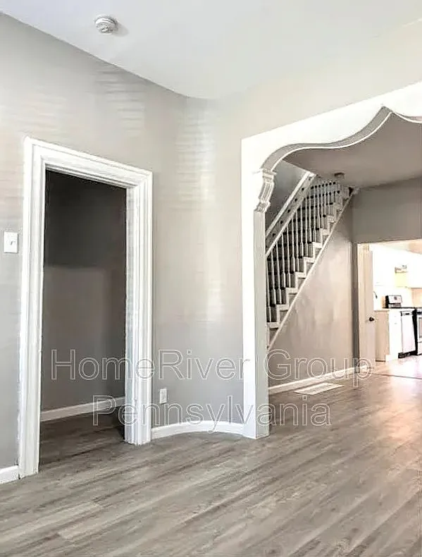 3 bed, 1.0 bath, 1140 sqft, $1,522 — Photo 2