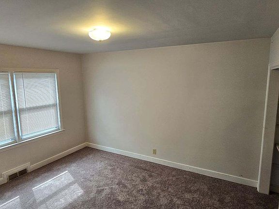 3rd image of 504 Mayflower Dr APT B