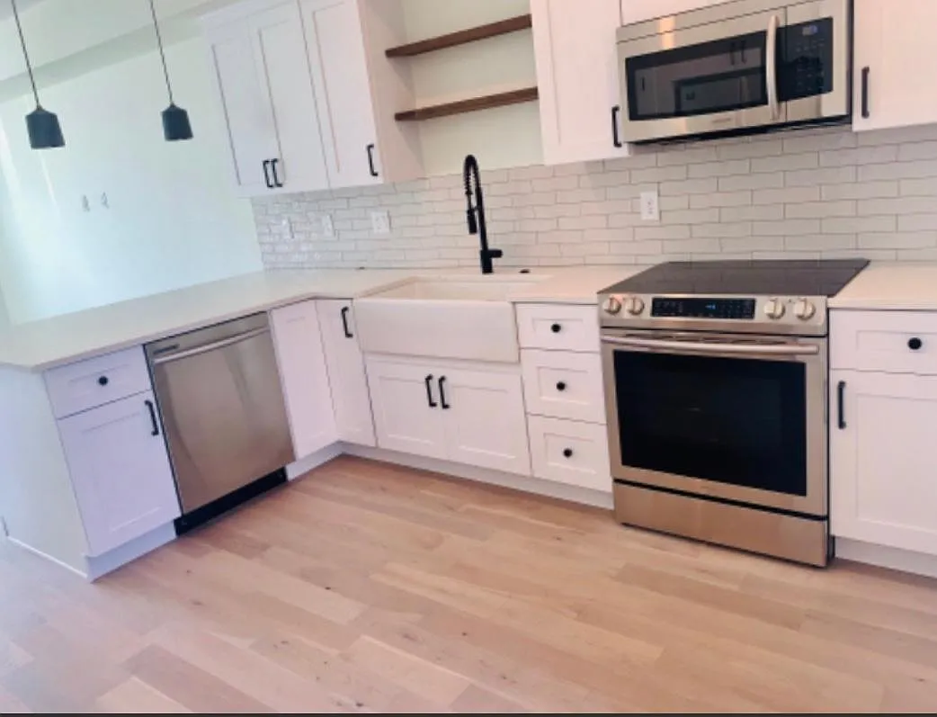 1917 W Elk Pl — Photo 3
