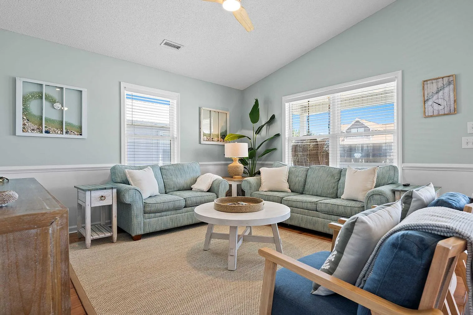 3 bed, 2.0 bath, 1302 sqft, $4,562 — Photo 4